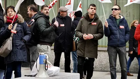 El secretario general del sector de Carreteras y Logística de la Federación de Servicios a la Ciudadanía Estatal de Comisiones Obreras, Francisco Vega Rosado, asiste a la concentración del transporte urbano de León con motivo de una nueva jornada de huelga. Fotos: Campillo