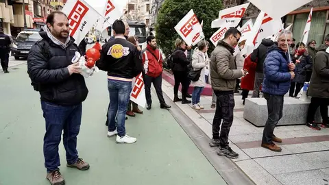 El secretario general del sector de Carreteras y Logística de la Federación de Servicios a la Ciudadanía Estatal de Comisiones Obreras, Francisco Vega Rosado, asiste a la concentración del transporte urbano de León con motivo de una nueva jornada de huelga. Fotos: Campillo