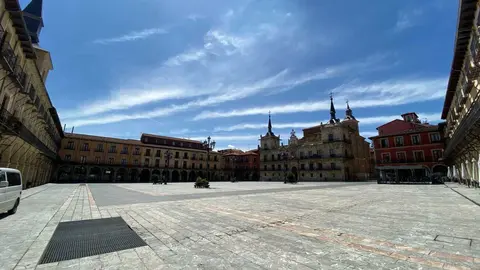 Son las imágenes que han quedado en la retina, las de un León vacío y lleno de ecos. Así se veía León cinco años atrás. Fotos: Marga Calvo