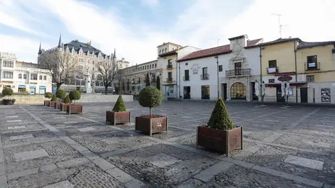 Dos fotógrafos de la agencia Ical, Campillo y César Sánchez, captan con sus cámaras el latido detenido de León y Ponferrada. El confinamiento paraba el tiempo, y las vidas.