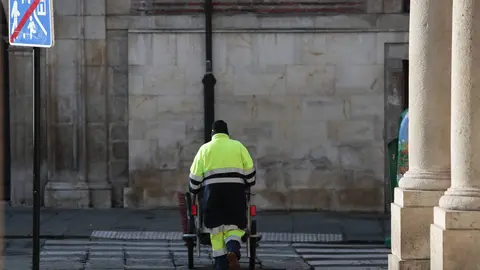 Dos fotógrafos de la agencia Ical, Campillo y César Sánchez, captan con sus cámaras el latido detenido de León y Ponferrada. El confinamiento paraba el tiempo, y las vidas.