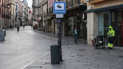 Dos fotógrafos de la agencia Ical, Campillo y César Sánchez, captan con sus cámaras el latido detenido de León y Ponferrada. El confinamiento paraba el tiempo, y las vidas.