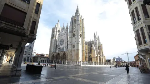 Dos fotógrafos de la agencia Ical, Campillo y César Sánchez, captan con sus cámaras el latido detenido de León y Ponferrada. El confinamiento paraba el tiempo, y las vidas.