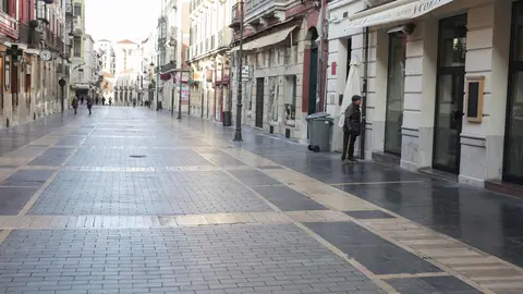 Dos fotógrafos de la agencia Ical, Campillo y César Sánchez, captan con sus cámaras el latido detenido de León y Ponferrada. El confinamiento paraba el tiempo, y las vidas.