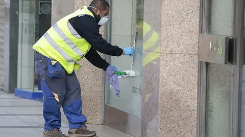 Dos fotógrafos de la agencia Ical, Campillo y César Sánchez, captan con sus cámaras el latido detenido de León y Ponferrada. El confinamiento paraba el tiempo, y las vidas.