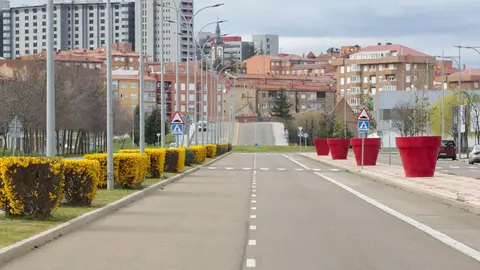 Dos fotógrafos de la agencia Ical, Campillo y César Sánchez, captan con sus cámaras el latido detenido de León y Ponferrada. El confinamiento paraba el tiempo, y las vidas.