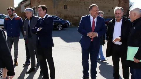 El consejero de Economía y Hacienda y portavoz de la Junta, Carlos Fernández Carriedo, presenta el Plan Territorial Tierra de Campos en la provincia de León, acompañado por el presidente de la Diputación, Gerardo Álvarez Courel y la alcaldesa de Sahagún, Paula Conde. Foto: Peio García.