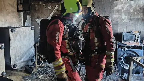 Bomberos León han realizado este viernes el rescate de una persona, cuyos datos de filiación no han sido facilitados, del interior de una vivienda en llamas. Fotos: Bomberos León | Policía Local