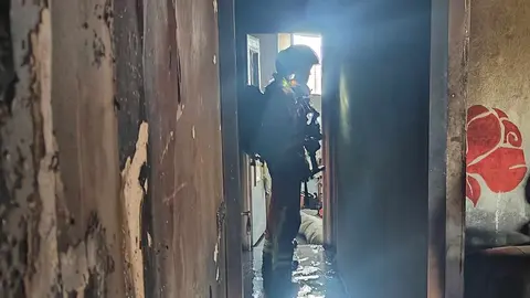 Bomberos León han realizado este viernes el rescate de una persona, cuyos datos de filiación no han sido facilitados, del interior de una vivienda en llamas. Fotos: Bomberos León | Policía Local