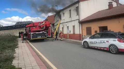 Bomberos León han realizado este viernes el rescate de una persona, cuyos datos de filiación no han sido facilitados, del interior de una vivienda en llamas. Fotos: Bomberos León | Policía Local