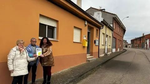 María de los Ángeles, alcaldesa pedánea de Quintanilla del Valle, junto a Mari Carmen y Ovidio frente al albergue municipal que gestionan.