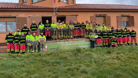 El Quinto Batallón de Intervención en Emergencias de la UME (BIEM V) y el Servicio de incendios forestales de la Consejería de Medio Ambiente de la Junta protagonizaron una jornada de intercambio de técnicas y materiales empleados en el marco de la lucha contra incendios forestales.