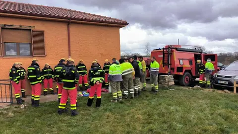 El Quinto Batallón de Intervención en Emergencias de la UME (BIEM V) y el Servicio de incendios forestales de la Consejería de Medio Ambiente de la Junta protagonizaron una jornada de intercambio de técnicas y materiales empleados en el marco de la lucha contra incendios forestales.