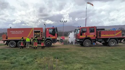 El Quinto Batallón de Intervención en Emergencias de la UME (BIEM V) y el Servicio de incendios forestales de la Consejería de Medio Ambiente de la Junta protagonizaron una jornada de intercambio de técnicas y materiales empleados en el marco de la lucha contra incendios forestales.