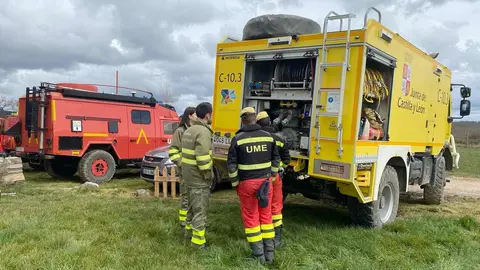 El Quinto Batallón de Intervención en Emergencias de la UME (BIEM V) y el Servicio de incendios forestales de la Consejería de Medio Ambiente de la Junta protagonizaron una jornada de intercambio de técnicas y materiales empleados en el marco de la lucha contra incendios forestales.