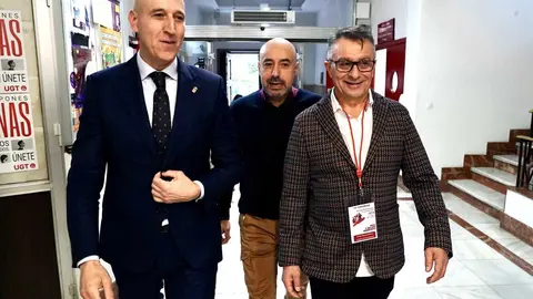 El secretario General de UGT Castilla y León, Oscar Mario Lobo San Juan, y el secretario provincial de UGT León, Enrique Reguero, atienden a los medios antes del inicio del XII Congreso Provincial Ordinario de la Unión Provincial de la Unión General de los Trabajadores de León. Fotos: Campillo