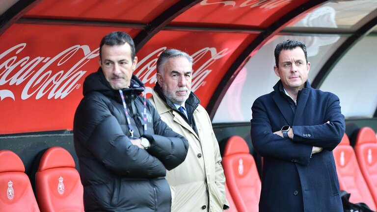 El presidente de la Ponferradina, acompañando a su equipo a pie de campo.