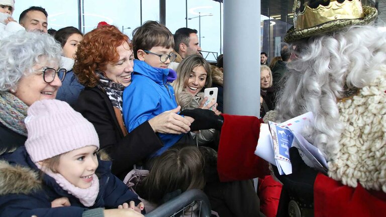 Los Reyes Magos y toda su comitiva llegaron este domingo a la estación de Adif de León a bordo de un tren de la serie 449 fletado especialmente para la ocasión. Numerosos niños acompañados de padres y abuelos acudieron a recibir a sus majestades, al igual que el alcalde, José Antonio Diez, que esperó a Melchor, Gaspar y Baltasar a pie de andén. Fotos: Peio García