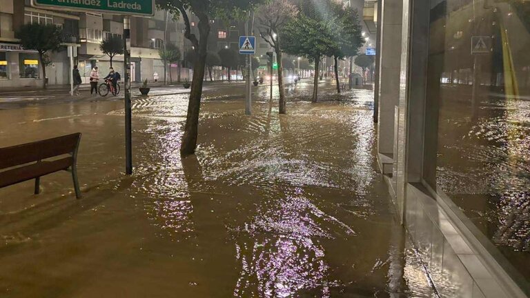 Inundaciones en el sur de la capital por la rotura de una tubería principal del Servicio de Aguas en una imagen tomada por la Policía Local.