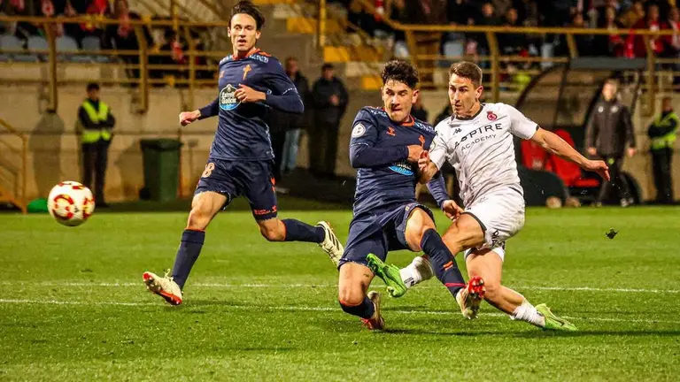 Momento en el que Manu Justo sentencia el encuentro ante el Celta Fortuna. Foto: CyDLeonesa