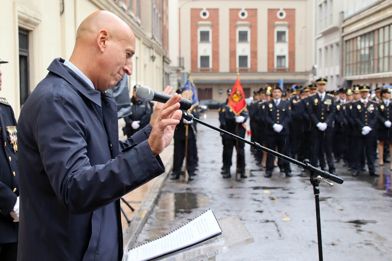 El alcalde de Le?n, Jos? Antonio Diez, preside el acto de descubrimiento de la placa de la calle dedicada a la Polic?a Nacional, al que asiste el presidente de las Cortes de Castilla y Le?n, Carlos Poll?n