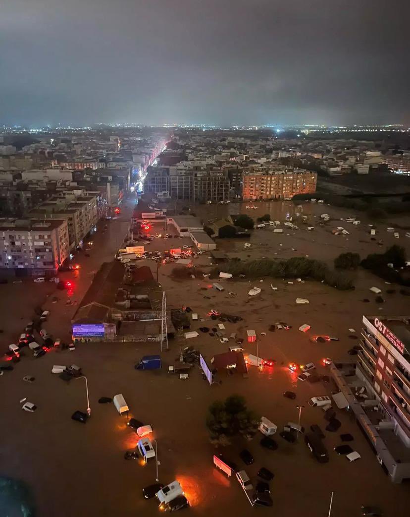 Cientos de coches flotando en un área próxima a Valencia por el efecto de la DANA.