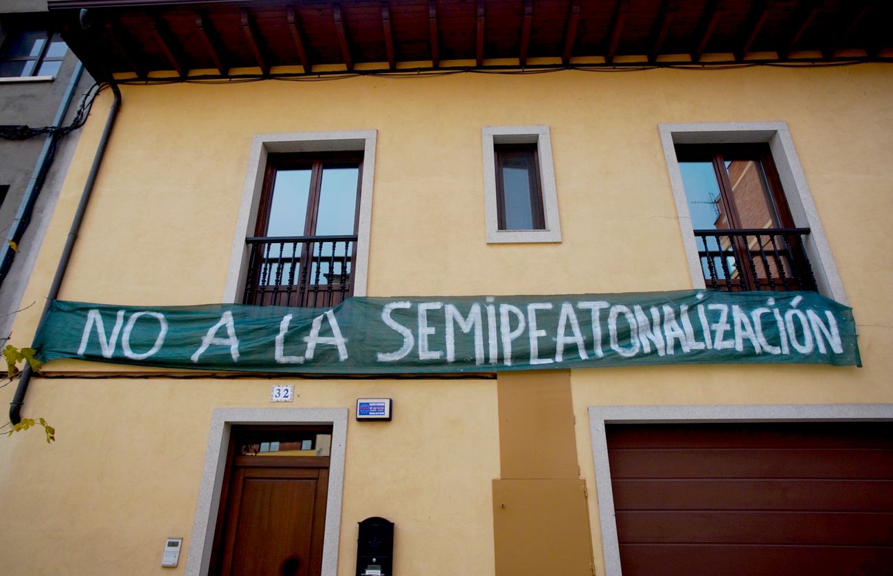 Vecinos del barrio de San Andr?s de Ponferrada colocan pancartas contra el proyecto de semipeatonalizaci?n del barrio