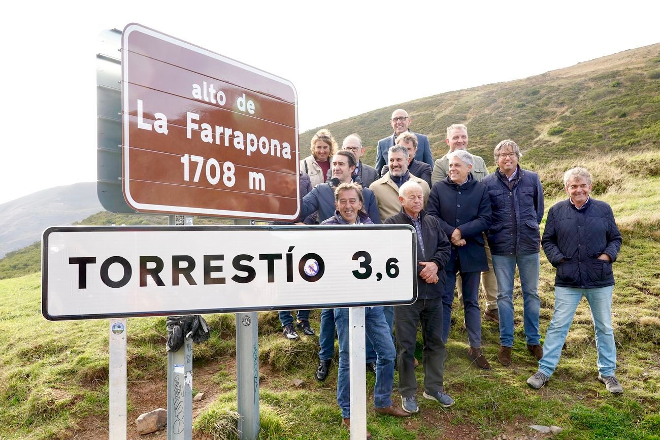 El consejero de Medio Ambiente, Vivienda y Ordenaci?n del Territorio, Juan Carlos Su?rez-Qui?ones, inaugura la carretera de La Farrapona