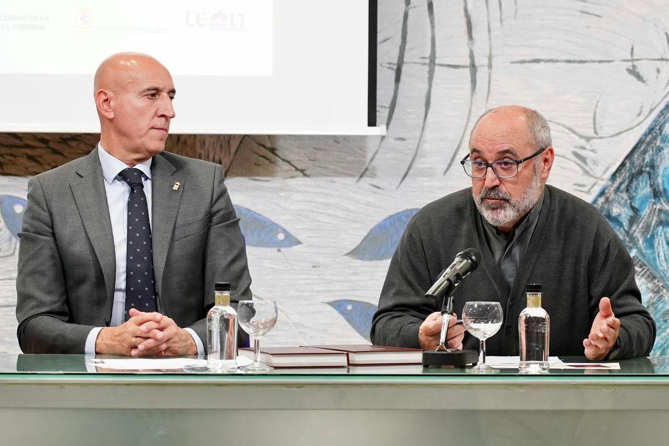 Acto de presentación del libro Testamentos de los Reyes de León. El libro de las Estampas, con la asistencia del alcalde de León, José Antonio Diez; el presidente del Consejo Social de la ULE, Javier Cepedano, el deán de la Catedral de León, Florentino Alonso, y el presidente de la Asociación Española de Historia de la Veterinaria, Francisco Rojo. Foto: Campillo