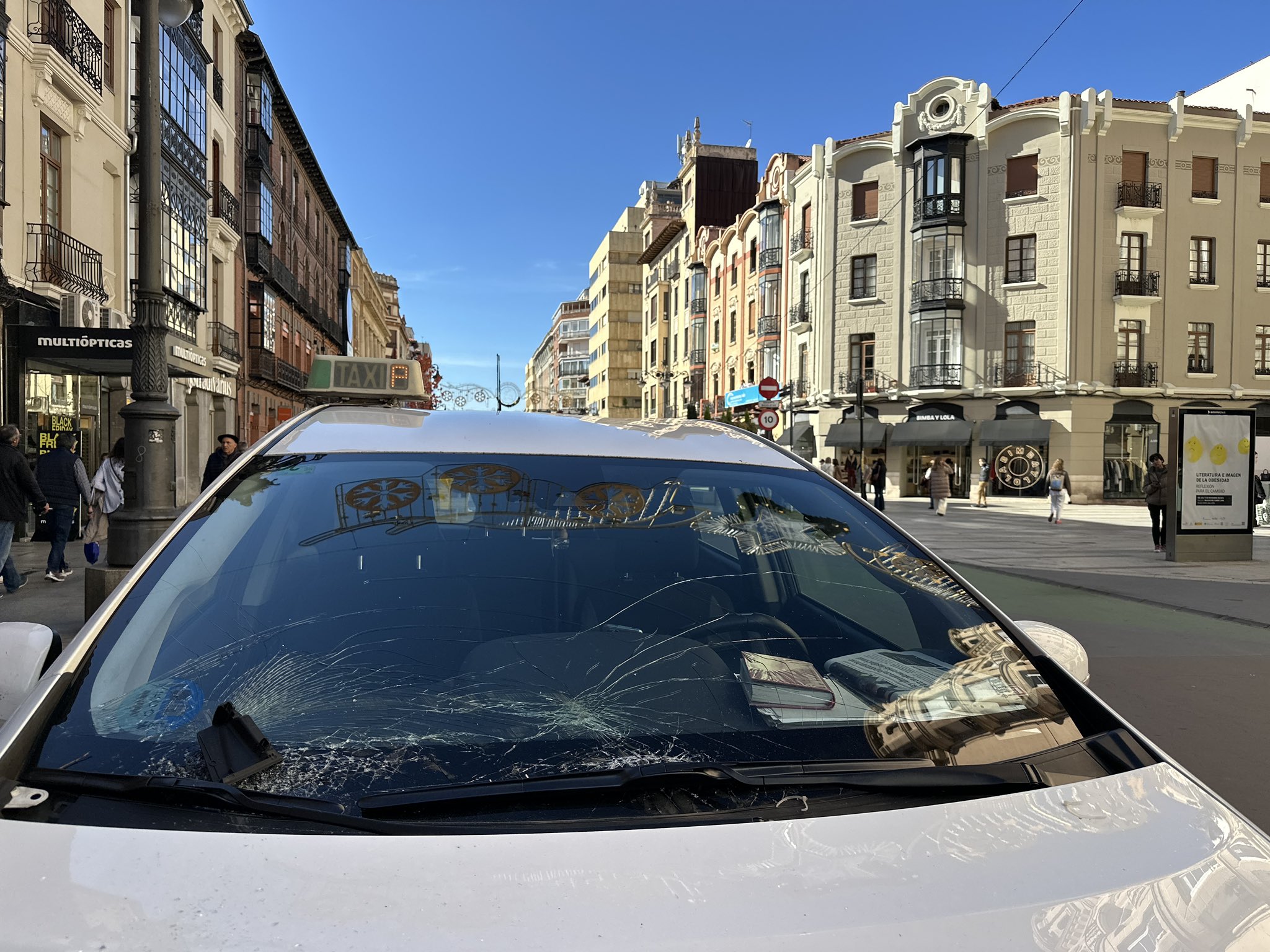 Imagen del taxi con daños ocasionados por la caída del arco de iluminación.