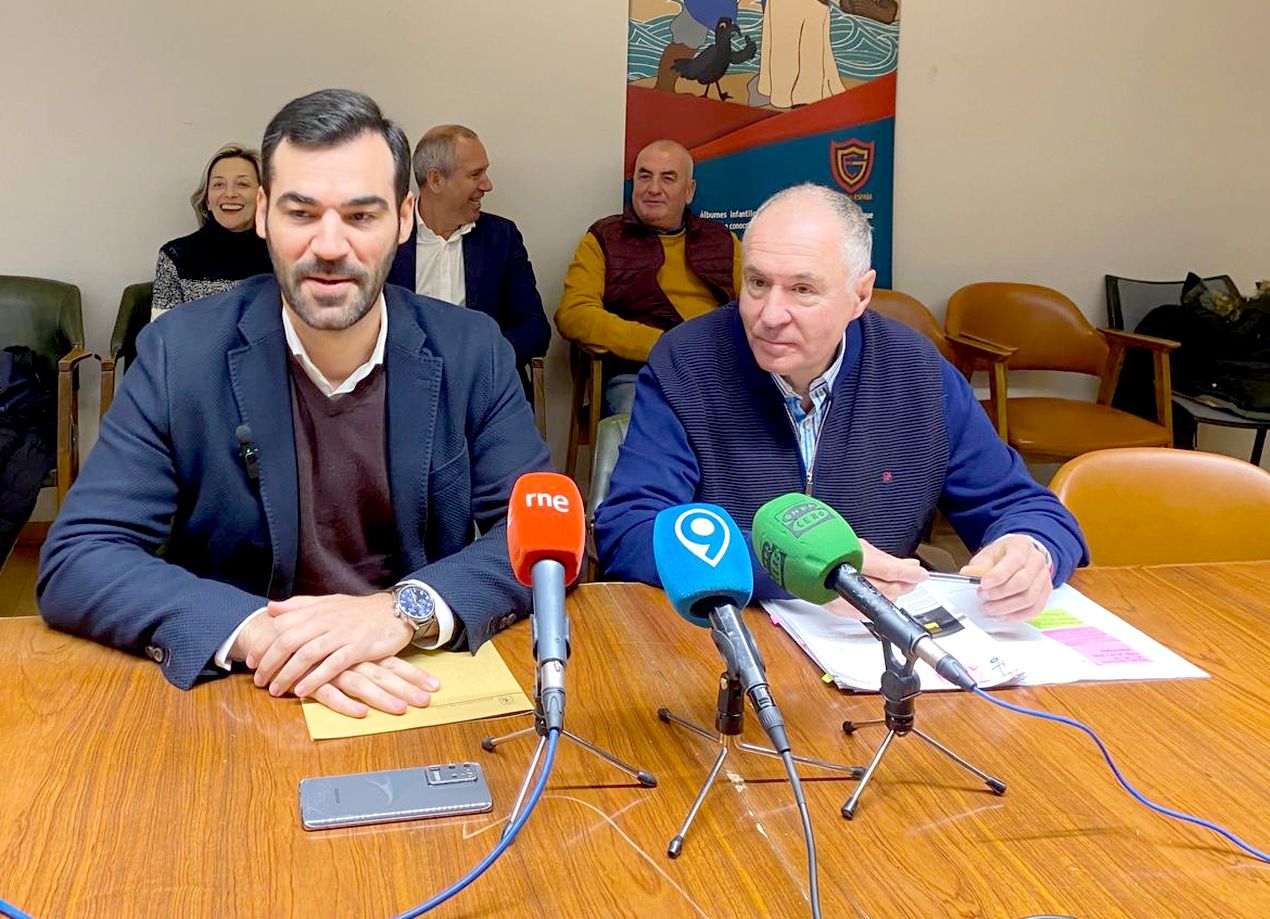 David Fernández (PP) y Eduardo López Sendino (UPL), durante la rueda de prensa de este lunes.