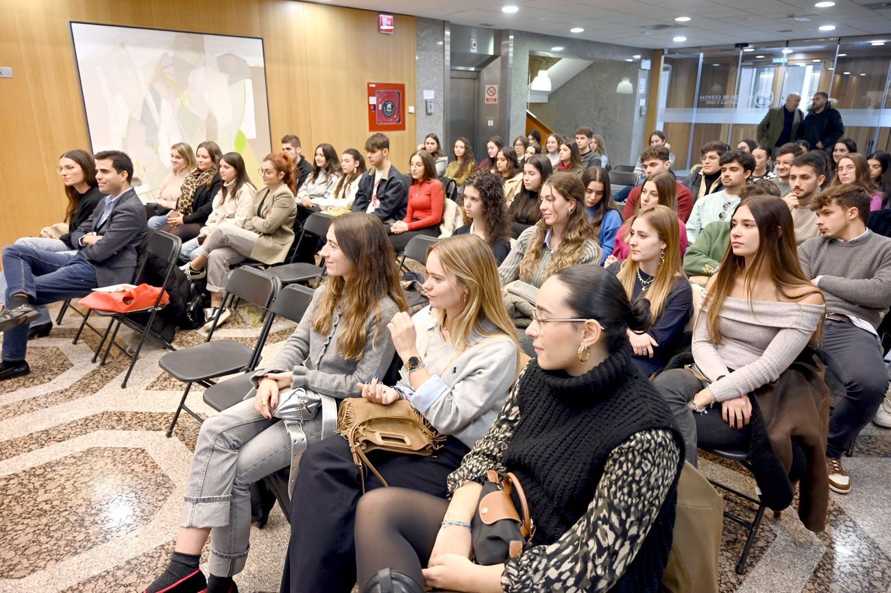 El presidente de la institución, Mario Amilivia, acompañó a los alumnos, junto a tres profesores, entre ellos, la catedrática de Derecho Financiero y Tributario de la ULE, Teresa Mata, impulsora de esta nueva visita, la tercera en actual mandato del Consejo de Cuentas de Castilla y León. Foto: Adolfo Fernández