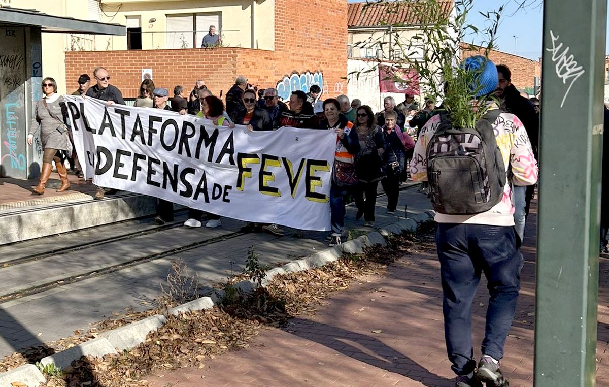 Manifestación en defensa de la línea de Feve hasta el centro de la ciudad.