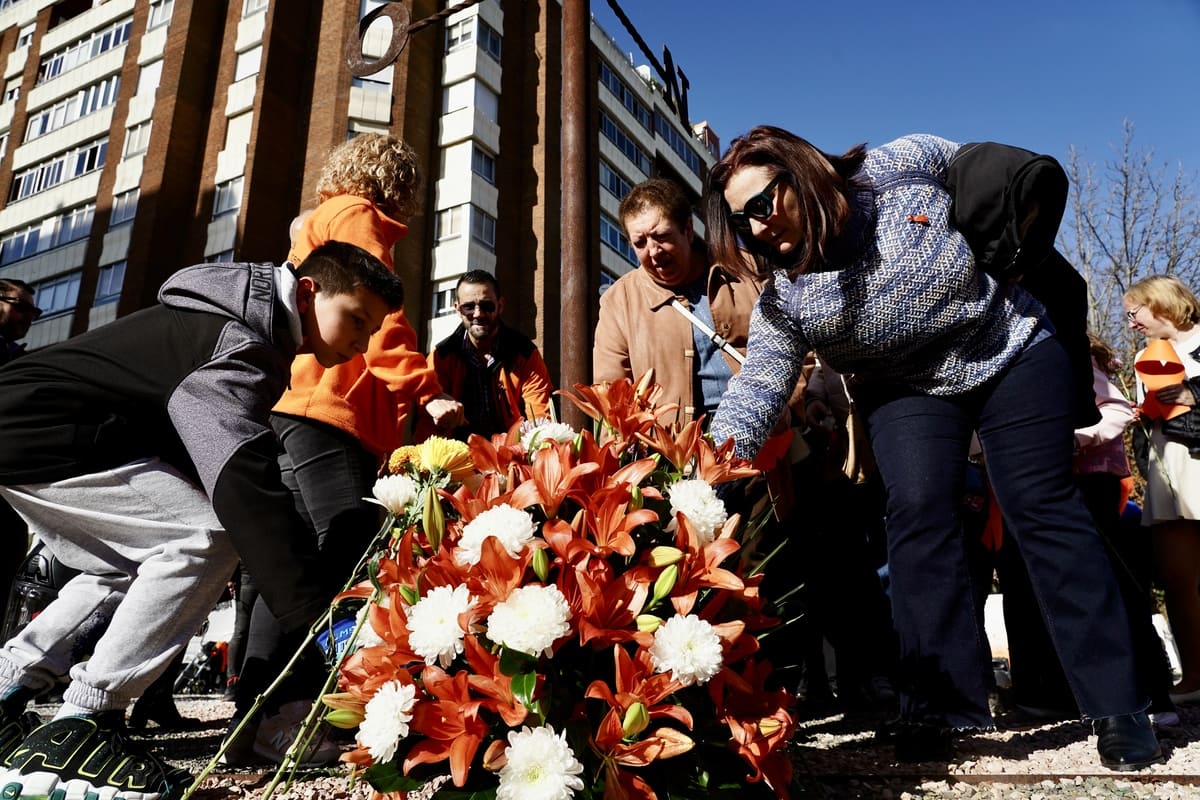 León se suma al Día de la Víctimas de Accidentes de Tráfico con una ofrenda floral. Foto CAmpillo (1)