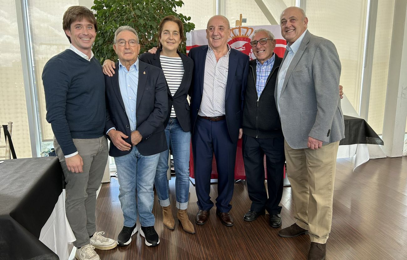 Representantes de la Cultural, junto a Marianín, en el reciente homenaje realizado por los Veteranos de la Prensa Deportiva.