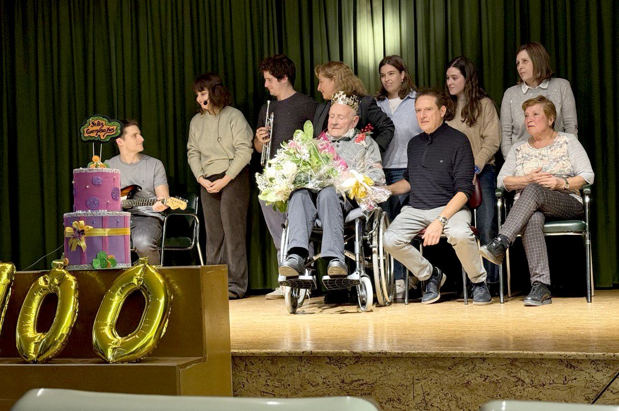 Alfonso de Paz, usuario de la residencia municipal Virgen del Camino de León, ha celebrado su cien cumpleaños.