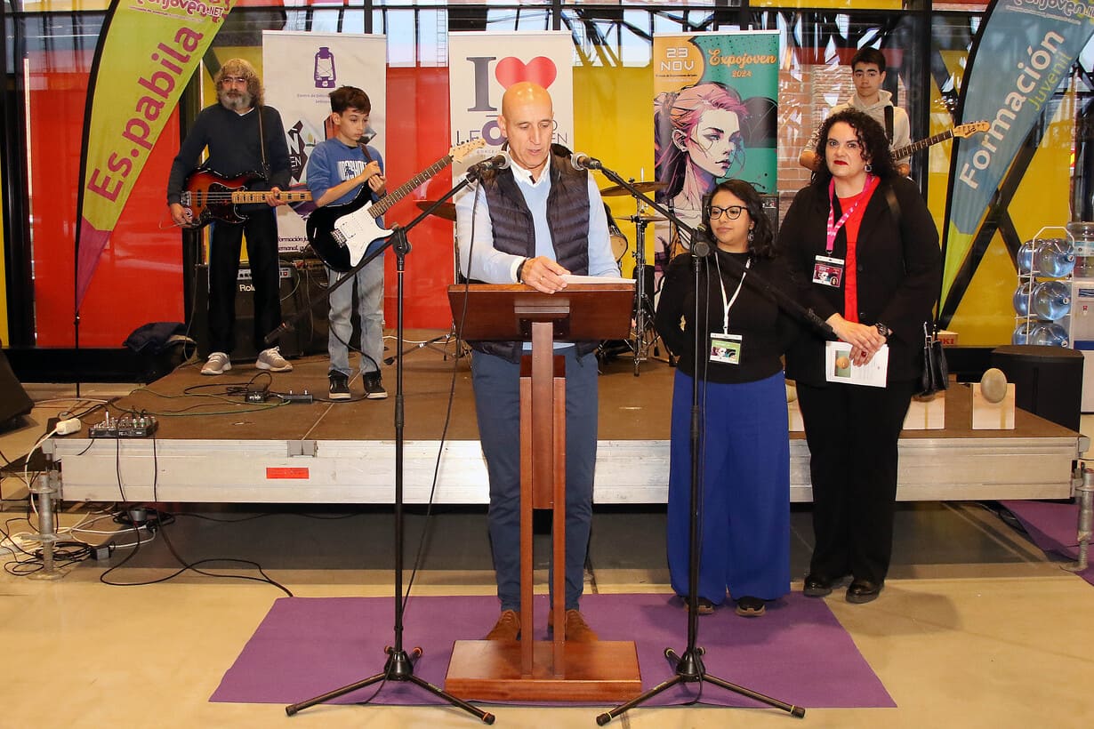 Expojoven celebra su 34 edición en el Palacio de Exposiciones de León. Cuenta con la participación de 17 asociaciones juveniles y espacios dedicados a los idiomas, el turismo activo, la enseñanza y los libros. En la imagen, el alcalde de León realiza la inauguración oficial. Foto: Peio García