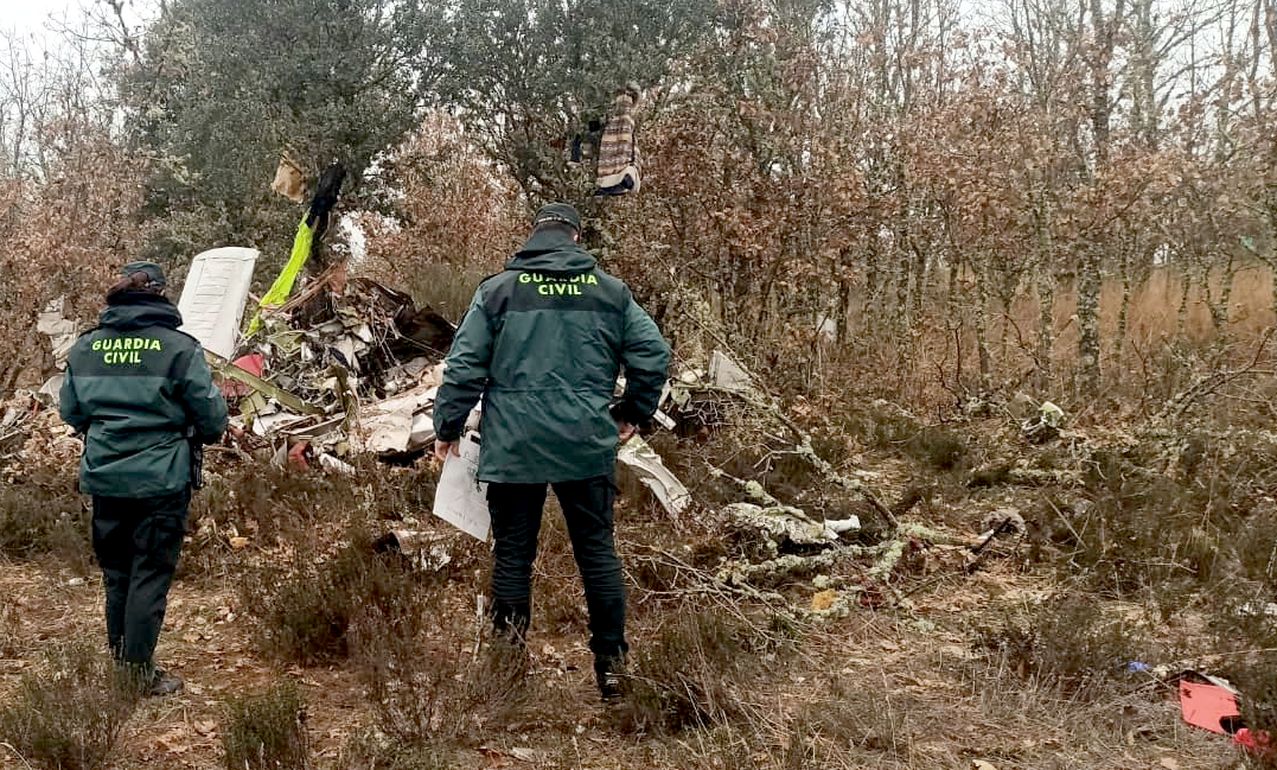 Efectivos de la Guardia Civil custodian los restos de la avioneta accidentada. Foto: Guardia Civil