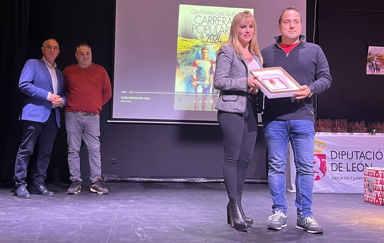 Laguna de Negrillos ha acogido la gala de clausura de la XIV Copa Diputación de Carreras Populares, que este año ha contado con 645 deportistas, y la diputada de Deportes, Patricia Martínez, ha participado en la entrega de premios, junto al alcalde anfitrión, Isidro García.