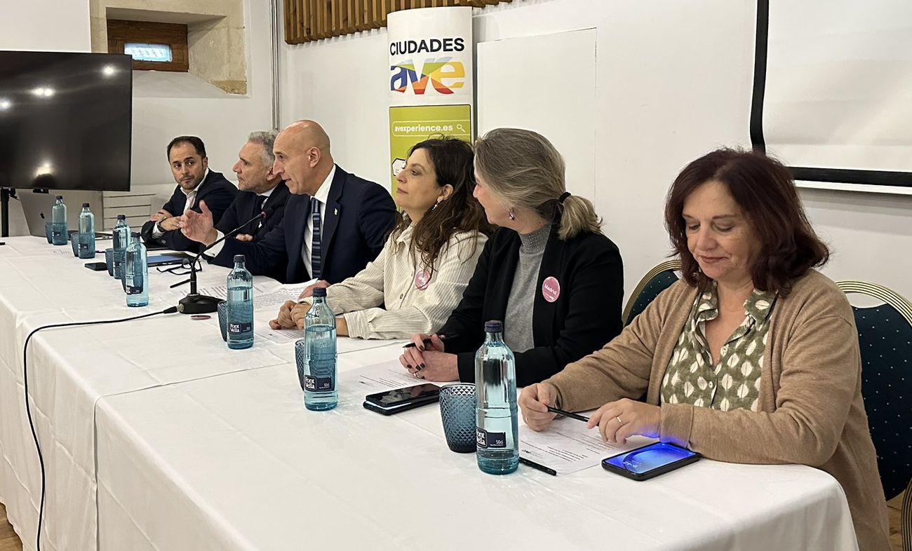 El alcalde de León da la bienvenida a los participantes en el encuentro de ciudades AVE que se celebra en la capital.