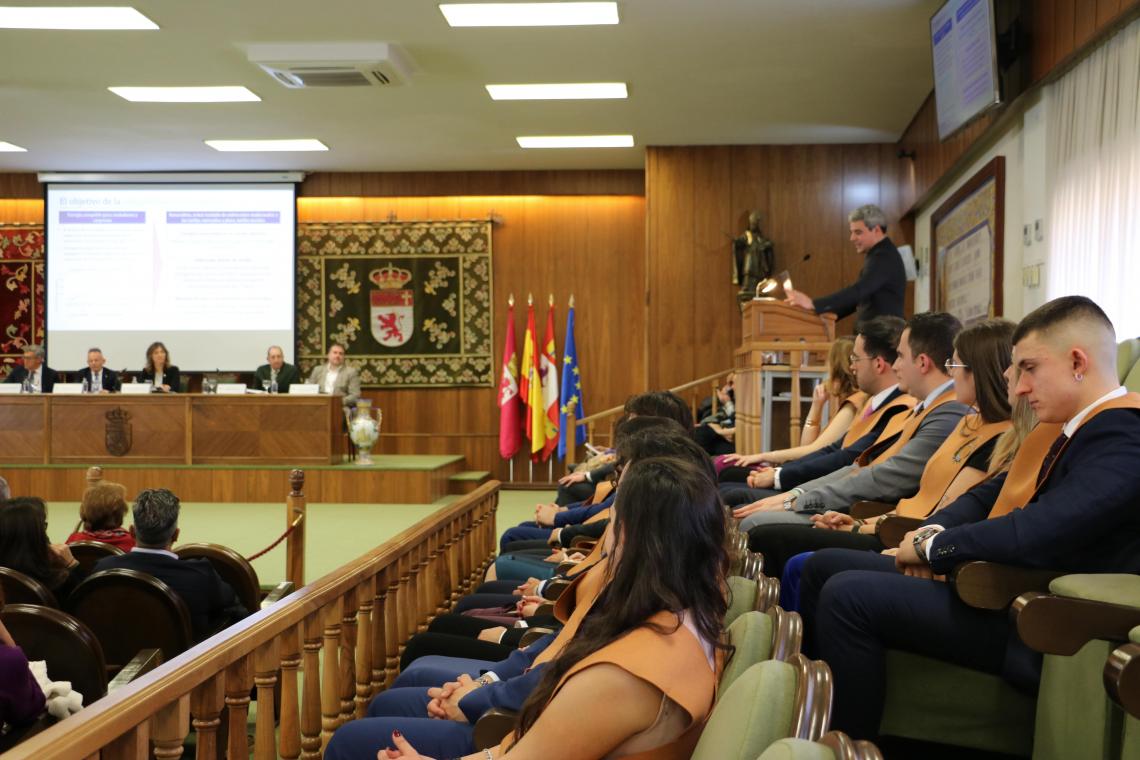 El Aula Magna de San Isidoro ha albergado este viernes el acto de graduación de los estudiantes de la Escuela Superior y Técnica de Ingenieros de Minas de la Universidad de León.