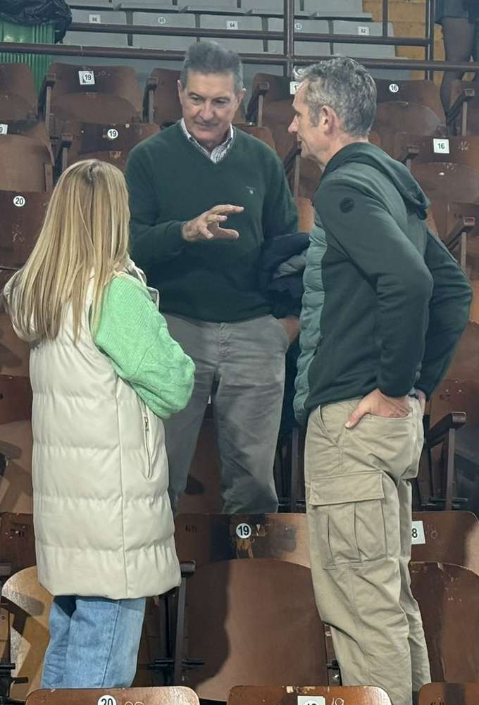 La presencia de Iñaki Urdangarín en la grada para ver a su hijo en el duelo ante el Ademar fue una de las  imágenes de la jorndada. En la fotografía, el exjugador conversa con Manolo Cadenas. Foto: Carlos García