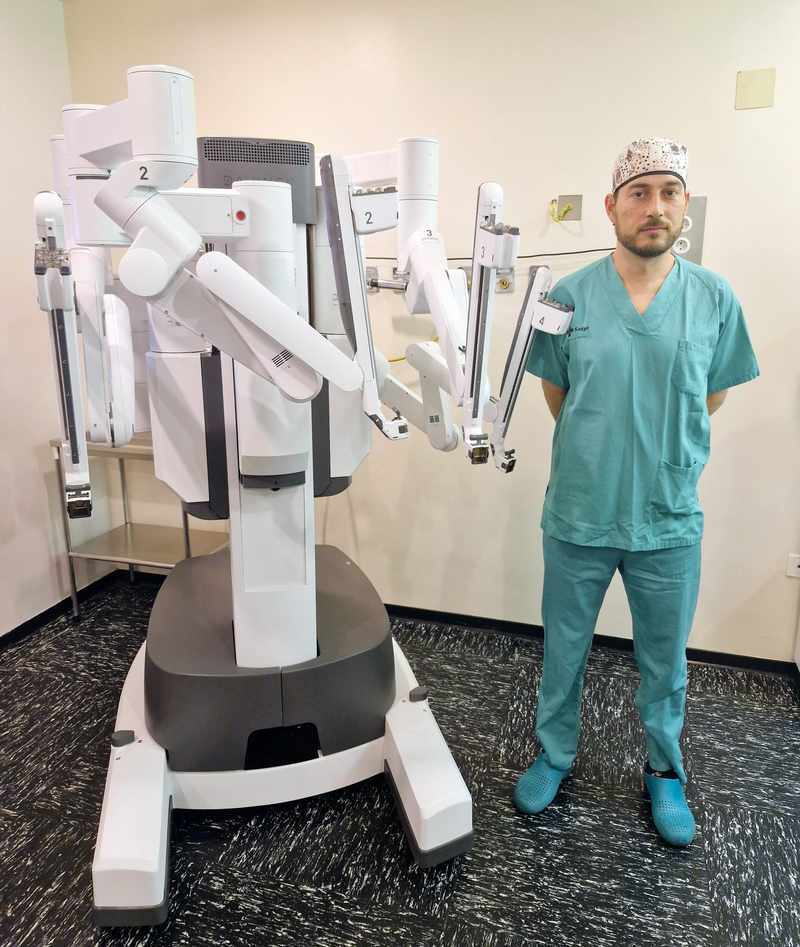 El urólogo Óscar Miranda durante la instalación del robot quirúrgico Da Vinci en el hospital del Bierzo.