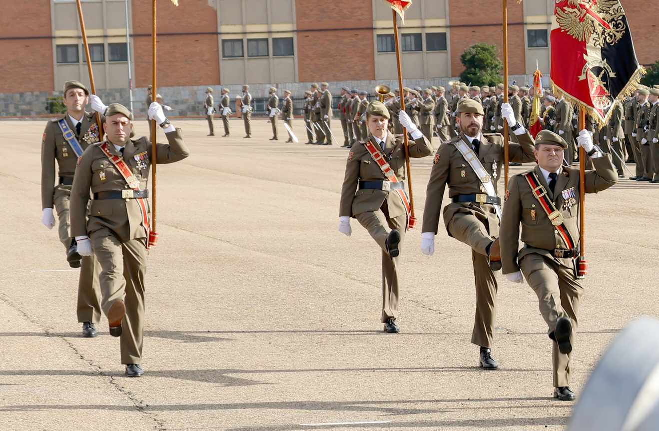 La Base Conde de Gazola acoge una parada militar con imposición de condecoraciones de la Real y Militar Orden de San Hermenegildo y del Mérito Militar a los cuadros de mando y tropa del MACA.