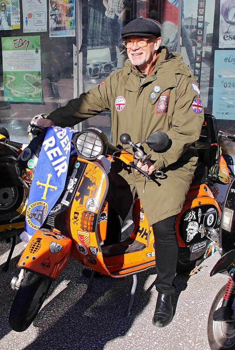 El periodista deportivo Alfredo Duro, con su scooter.