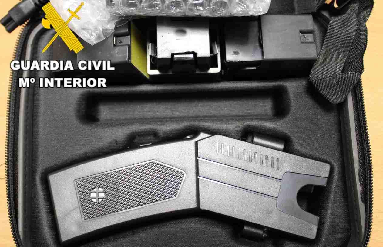 Pistola de descarga eléctrica incautada por la Guardia Civil a los detenidos.