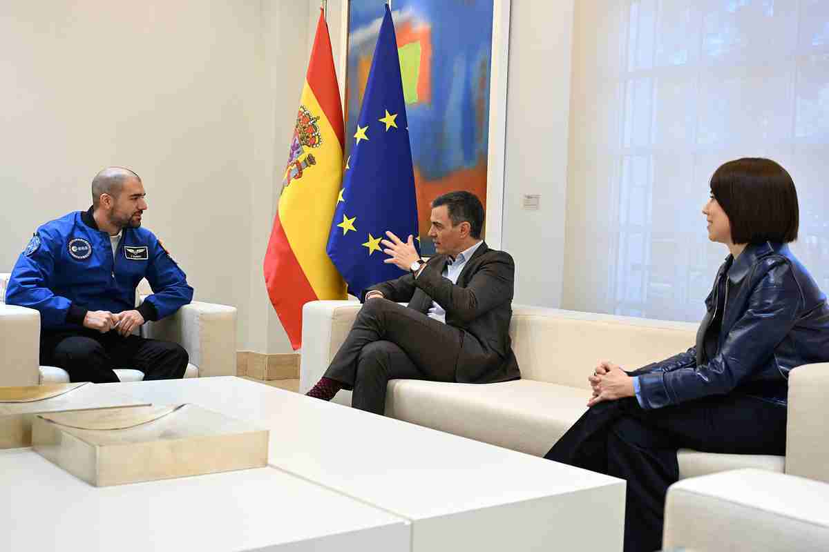 Sánchez y Morant reciben al astronauta español Pablo Álvarez en La Moncloa.