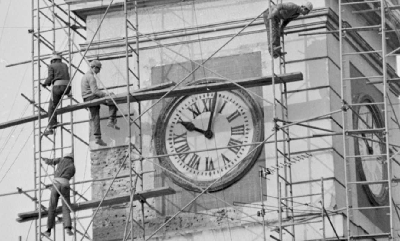 Obras para la instalación del reloj de la Puerta del Sol.