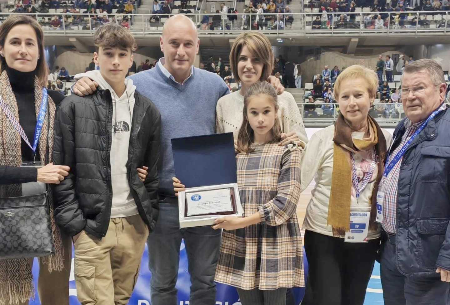 Juanjo Bernabé, junto a su familia, en el momento de recibir el homenaje a su carrera deportiva en la que León resultó determinante.