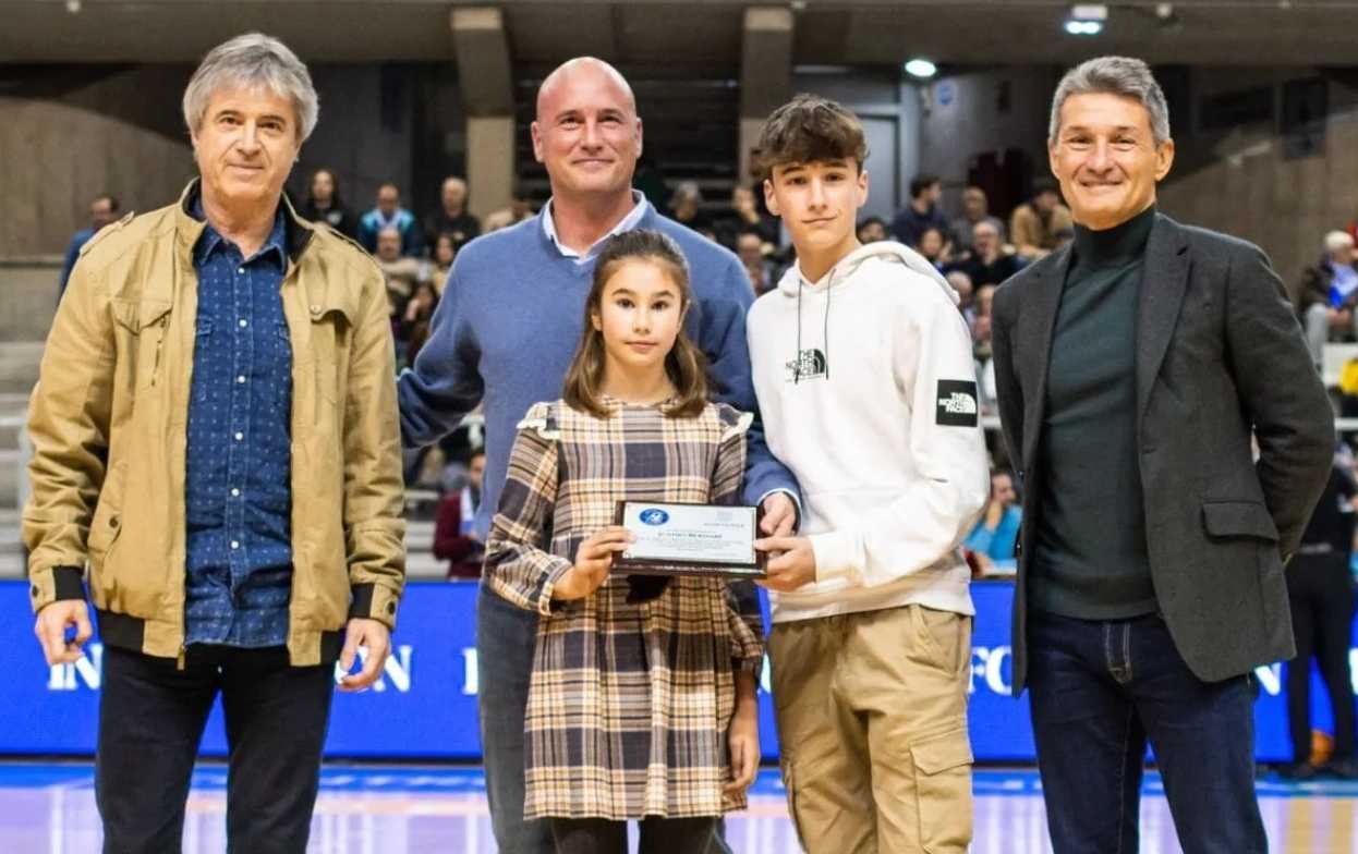 Juanjo Bernabé, junto a sus hijos, en el momento de recibir el homenaje a su carrera deportiva en la que León resultó determinante.